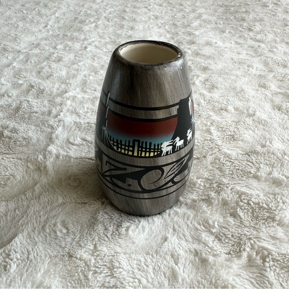 Binishtaa Navajo Clay Vase 5.75” Gray Southwestern Native American Horse Art